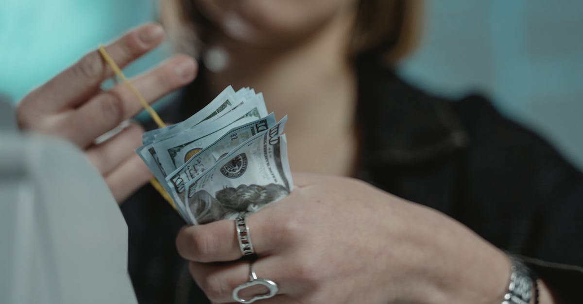 Legătura dintre salariul coaforilor și economia României: domeniile cu creșteri salariale