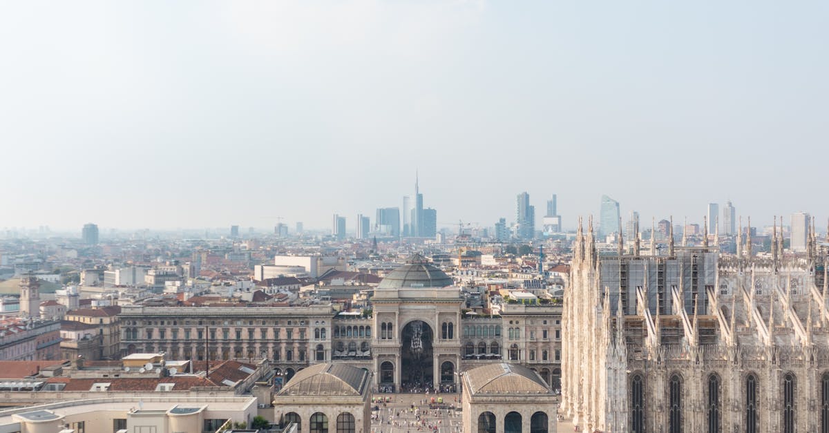Un criminal cunoscut s-a aruncat de pe Domul din Milano după ce a înjunghiat un bărbat