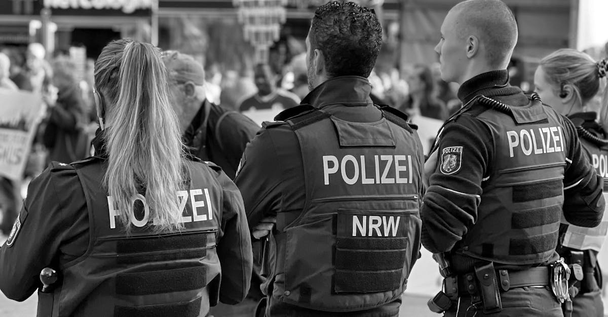 Operațiune amplă a poliției în șapte landuri împotriva rețelei extremiste 'Regatul Germaniei'