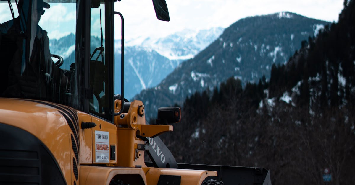 Lucrările de deszăpezire pe Transfăgărășan continuă