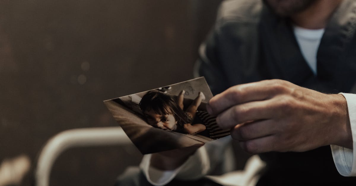 Frații Menendez, care și-au ucis părinții în 1989, primesc o sentință redusă și pot solicita eliberare condiționată
