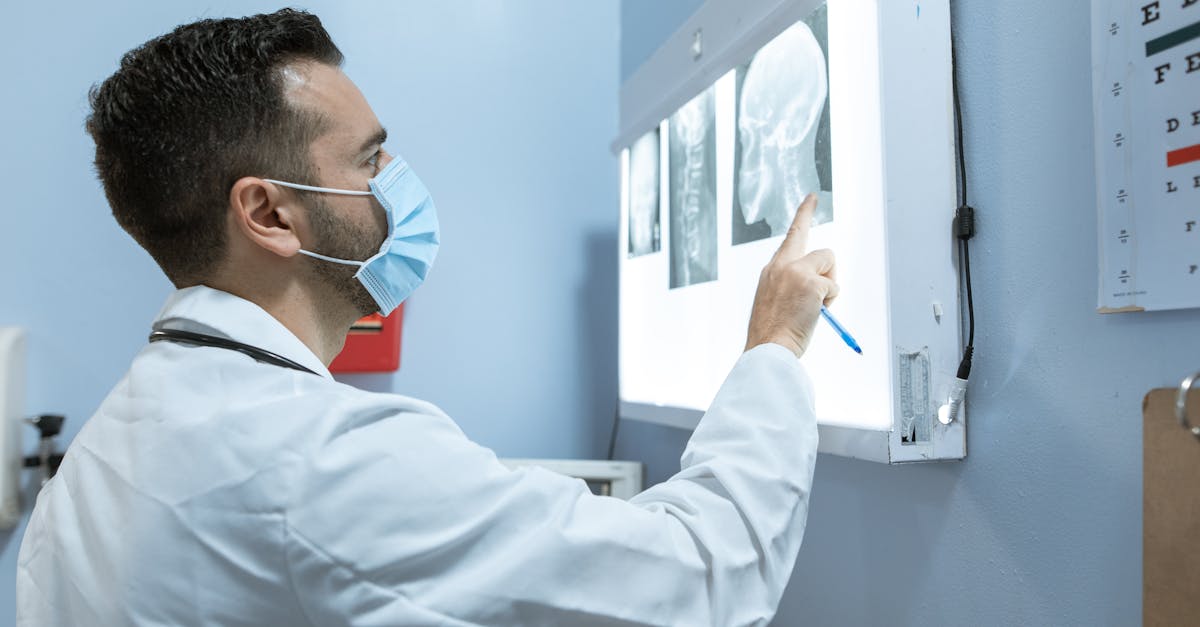 Cine sunt cei doi neurochirurgi de renume implicați în scandalul mitei