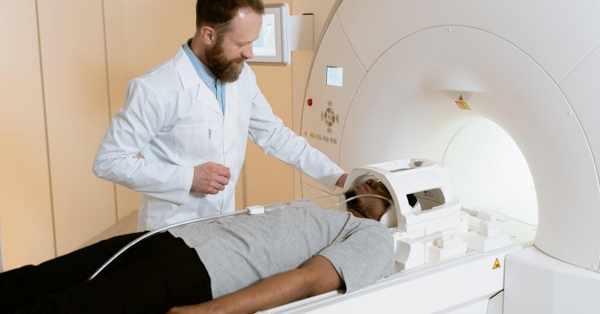 Anchetă în Italia: Patru persoane investigate pentru tomografia unei pisici în spital