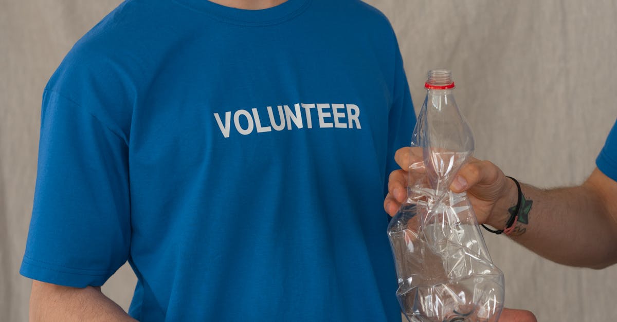 Voluntarii din Brașov transformă curtea unui spital pentru bolnavi incurabili în 24 de ore