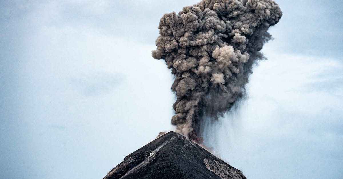 Alertă maximă după a doua erupție a vulcanului din Indonezia: avertizările specialiștilor