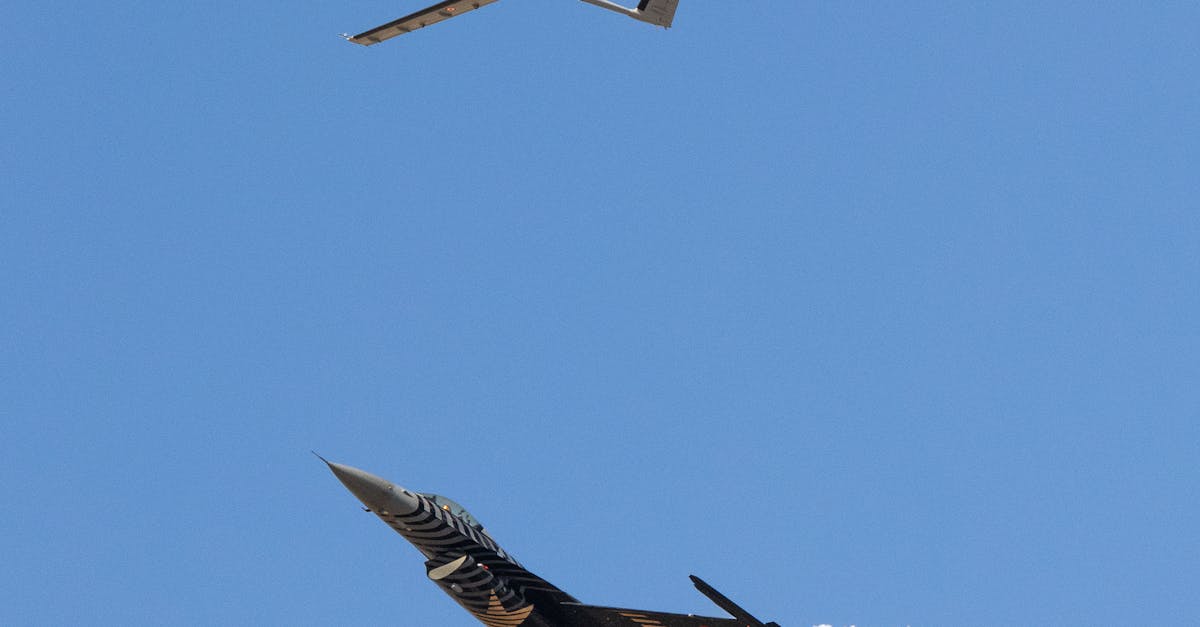 Un OZN a colisionat cu un avion de luptă american, avariind cupola pilotului