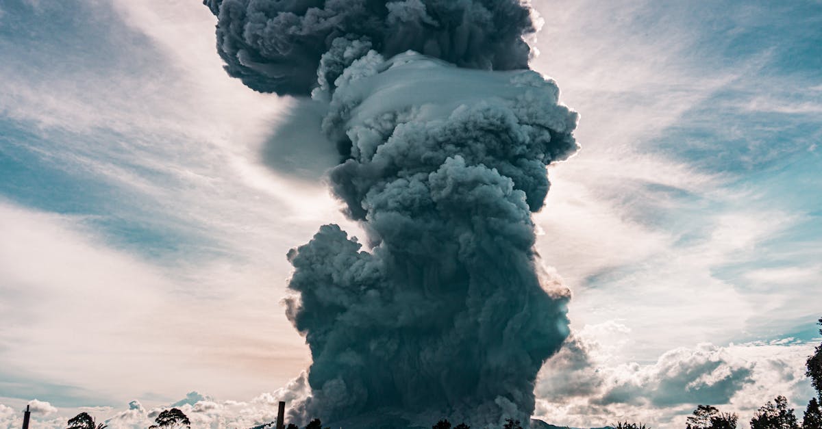 Alertă maximă după a doua erupție a vulcanului din Indonezia: ce spun specialiștii