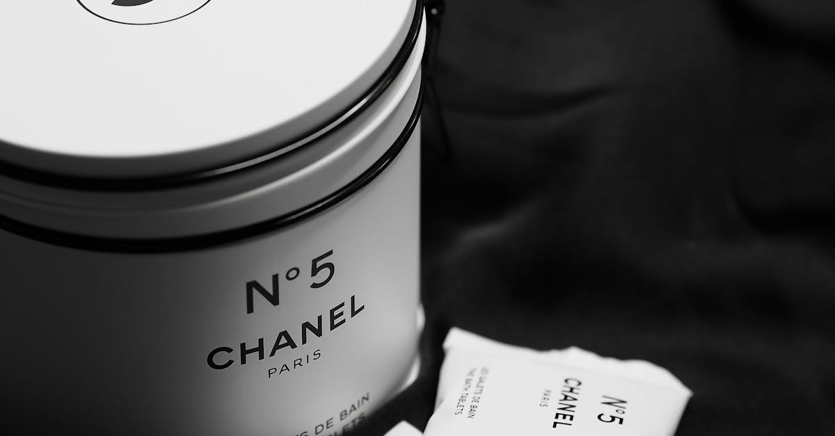 Lauren Sánchez, logodnica lui Jeff Bezos, strălucește la Paris într-o ținută de un brand românesc