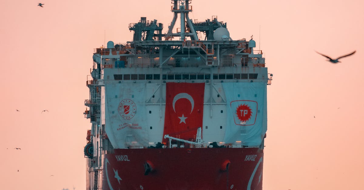 Polonia a observat manevre suspecte ale unui petrolier din flota fantomă rusească deasupra unui cablu submarin