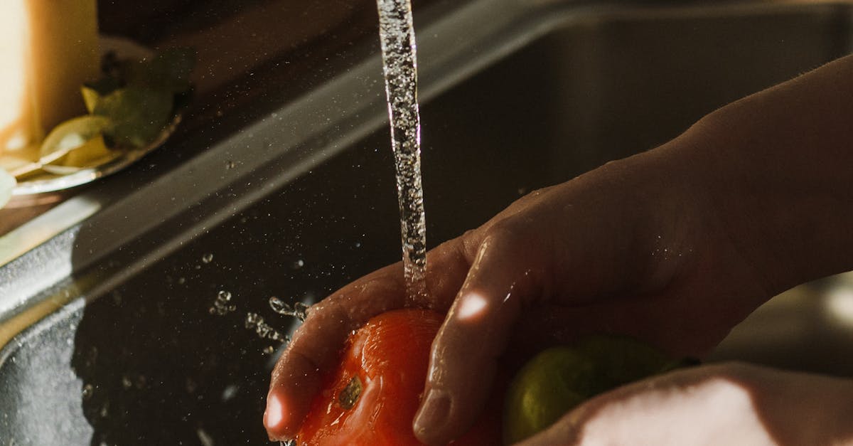 Cum să speli corect fructele și legumele pentru a elimina pesticidele
