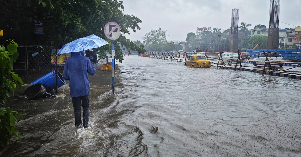 Cod roșu de inundații în 12 județe, până joi. Alerte Cod portocaliu și galben, până vineri