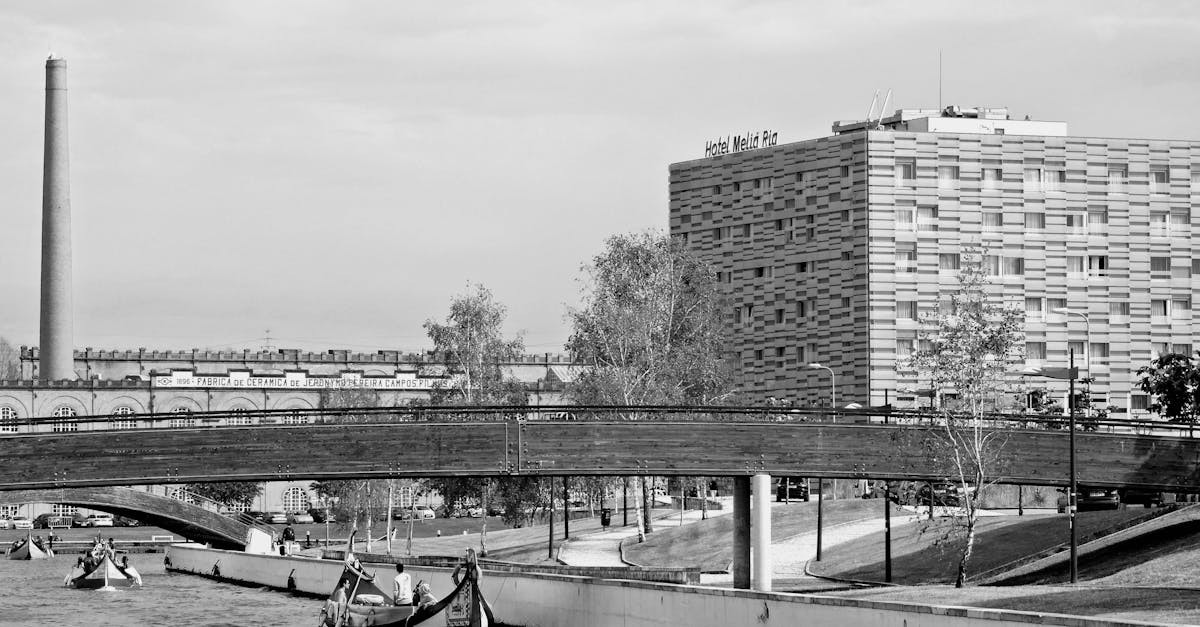Hotelierii români contestă comisioanele exorbitante ale Booking.com în instanțele europene