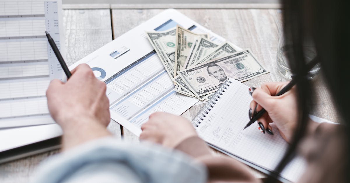 Leul își continuă deprecierea din cauza instabilității guvernamentale și a lipsei măsurilor fiscale