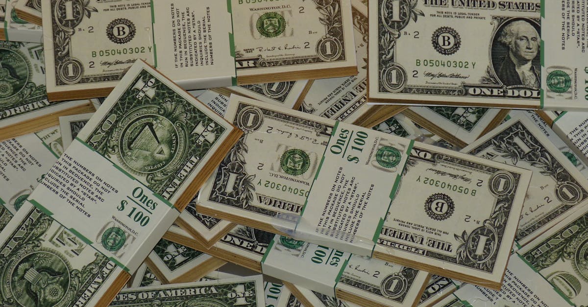 Leul continuă să se deprecieze, în absența unui guvern și a unor măsuri fiscale eficiente