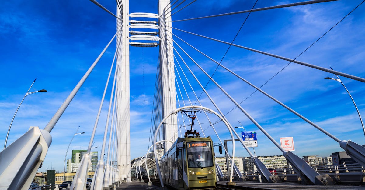 Trenurile București-Brașov, întârzieri de până la șase ore din cauza alunecării de terasament