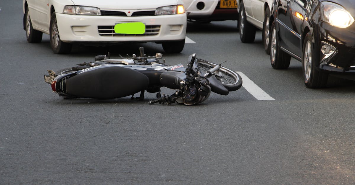 Motocicletă lovită de o mașină, proiectată în doi pietoni, în Galați