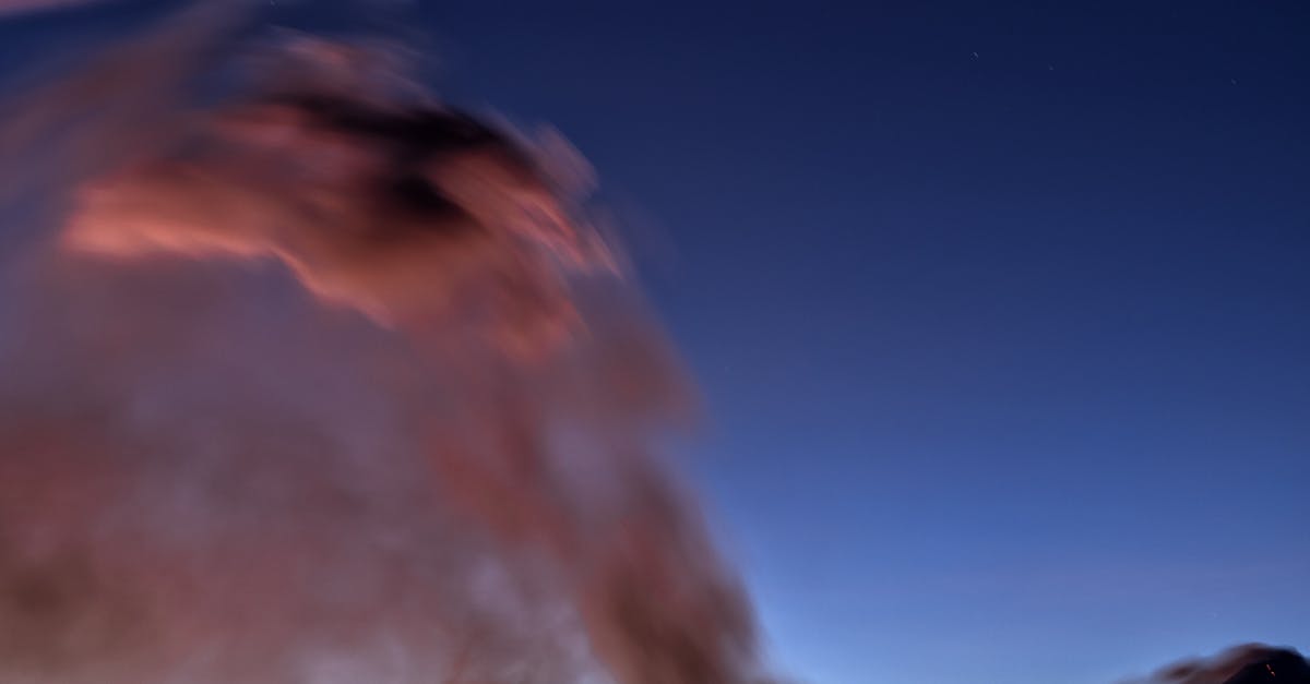 Imagini dramatice de la erupția vulcanului Etna: turiștii surprinși în timp ce fug din calea fumului dens