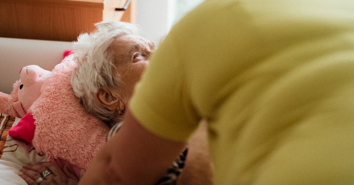 Bărbat sună la urgențe, convins că soția sa a murit, dar șocul survine când aceasta își deschide ochii în sicriu