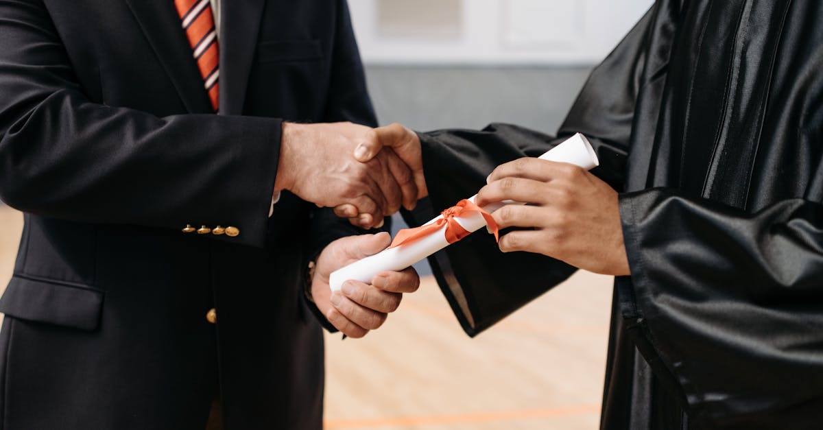 Cei opt elevi clujeni care au obținut nota maximă la Bacalaureat vor fi premiați de Prefectură