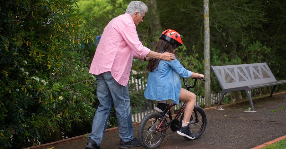 Un băiețel de 4 ani impresionează cu abilitățile sale pe bicicletă