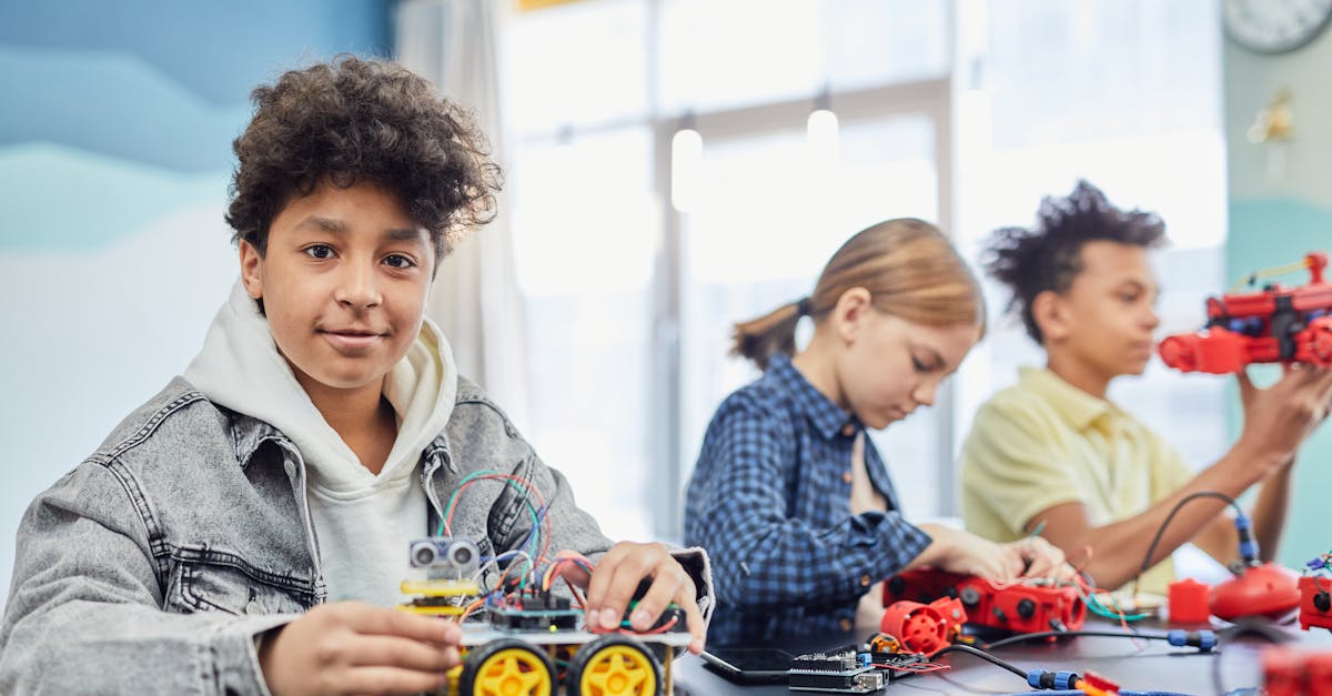 Tinerii inventatori își prezintă realizările la Expoziția de Inovare și Educație Creativă pentru Tineret, organizată la USV