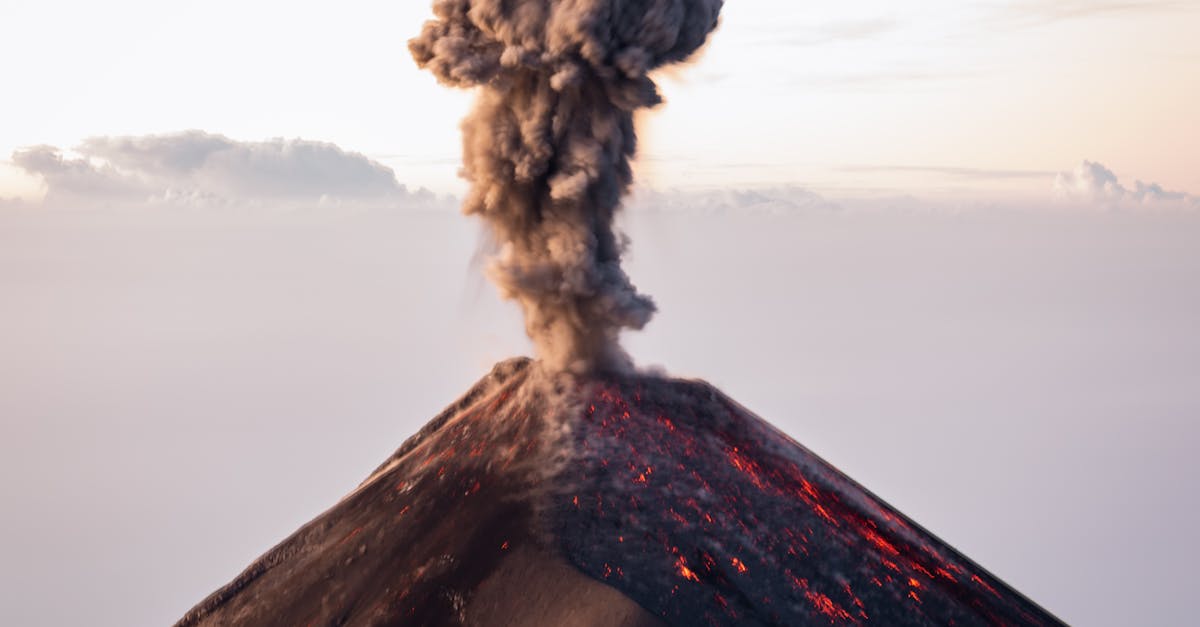 Sute de persoane evacuate după erupția vulcanului Fuego în Guatemala