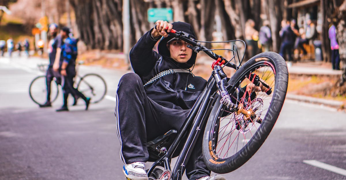 Un băiețel de 4 ani impresionează cu abilitățile sale pe bicicletă