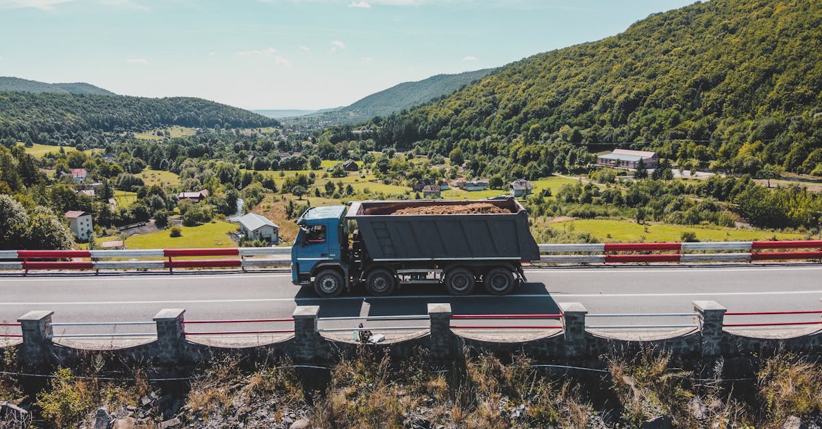 Trafic îngreunat pe Valea Oltului din cauza unui TIR blocat