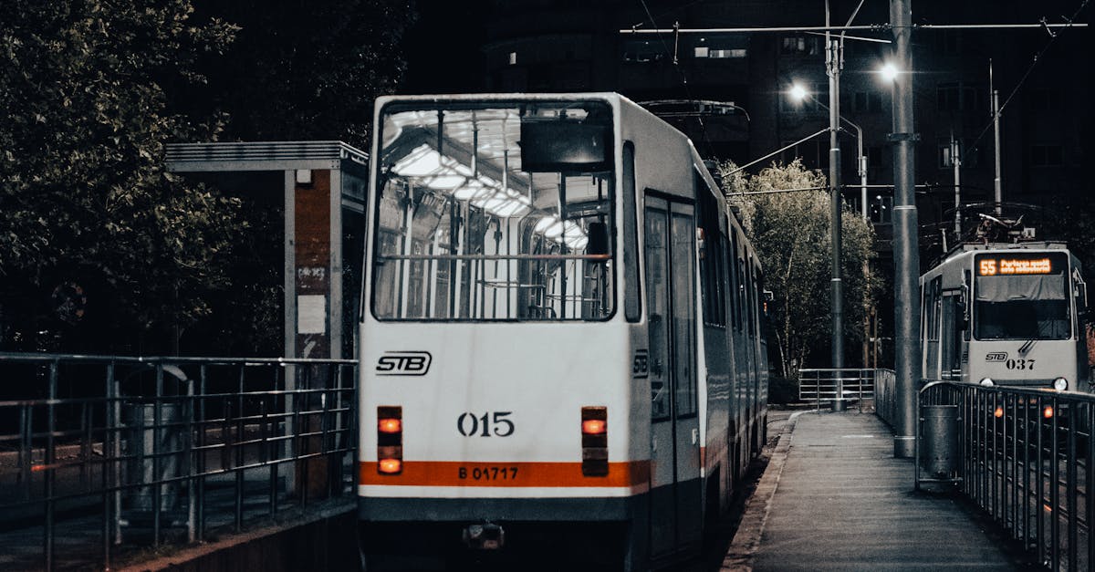 Tragedie evitată prin întâmplare: o bucată de șină a străpuns podeaua unui tramvai nou din București
