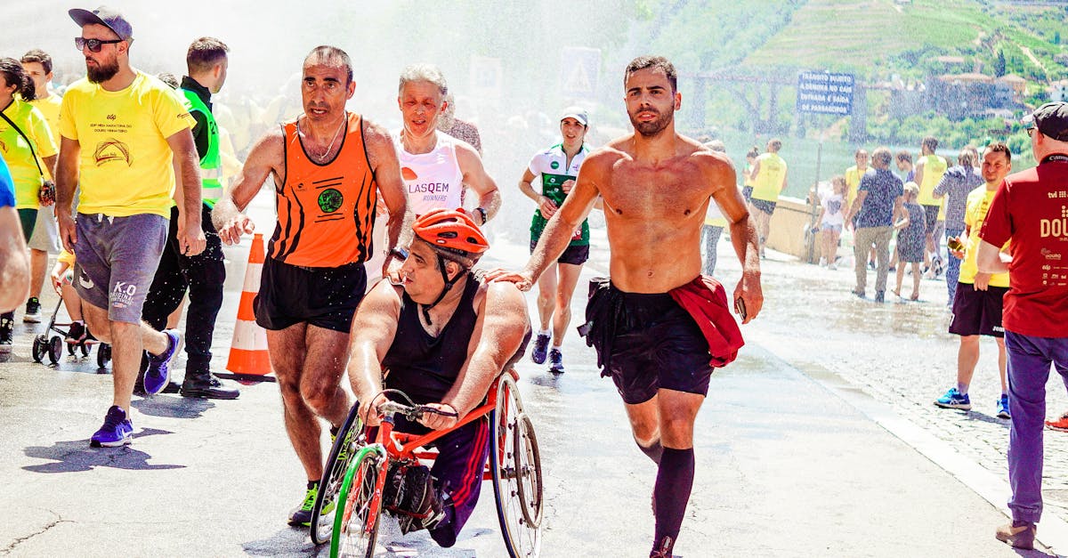 Competiție de caiace pe lacul Bicaz, cu participanți cu dizabilități
