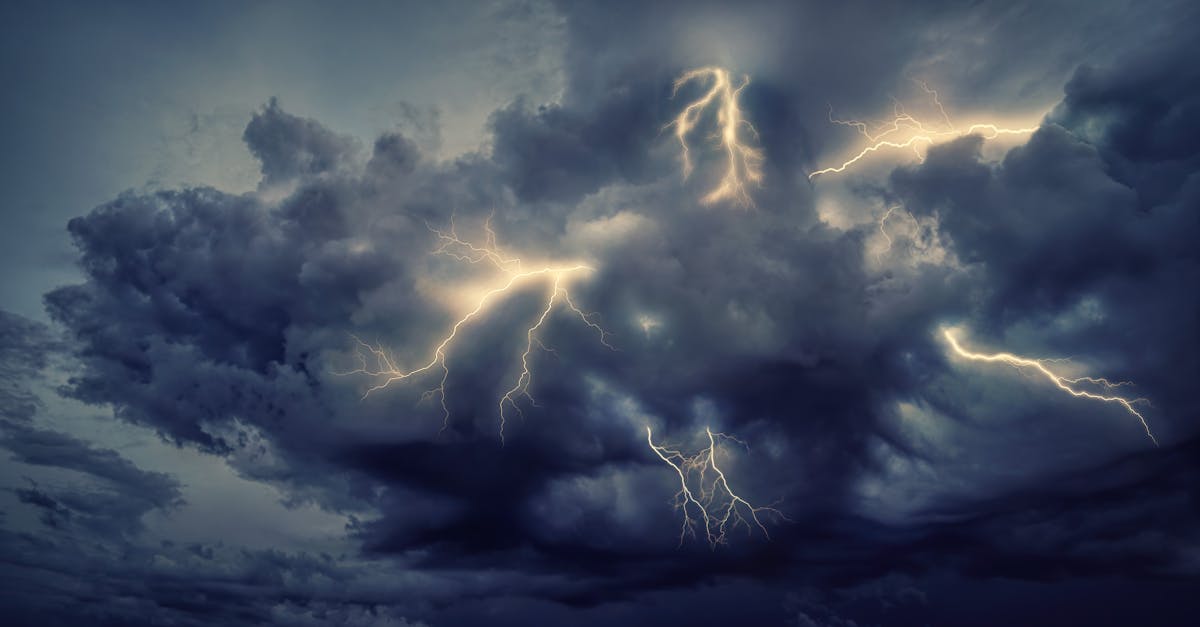 Cod galben de instabilitate atmosferică la Satu Mare: Furtuni și vijelii în prognoză