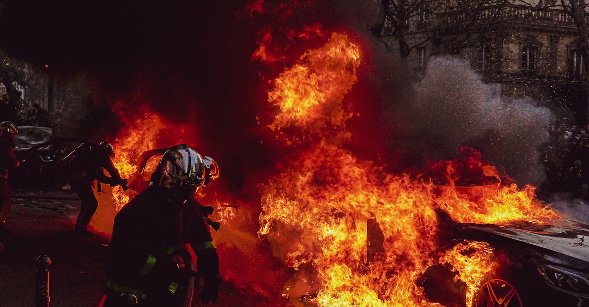 Garaj și mașină distruse de un incendiu violent în Feleacu, Cluj