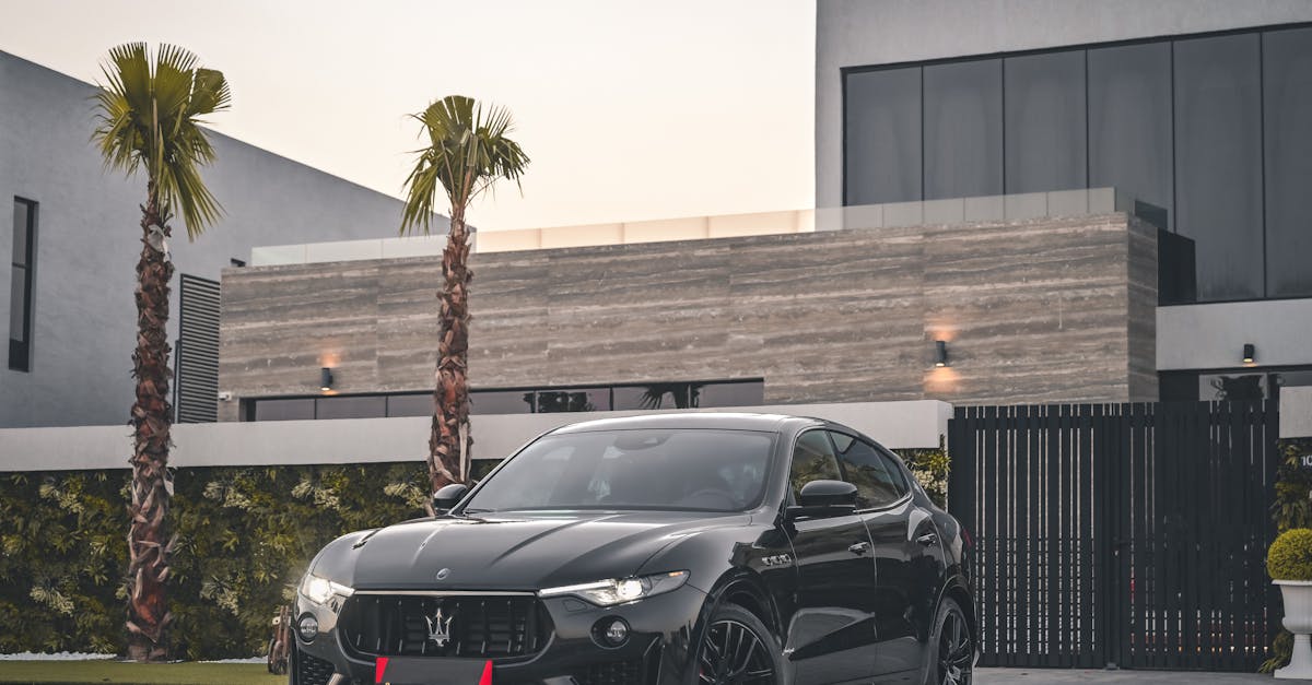 Aroganța pe străzile Clujului: Maserati parcat nesăbuit pe trotuar