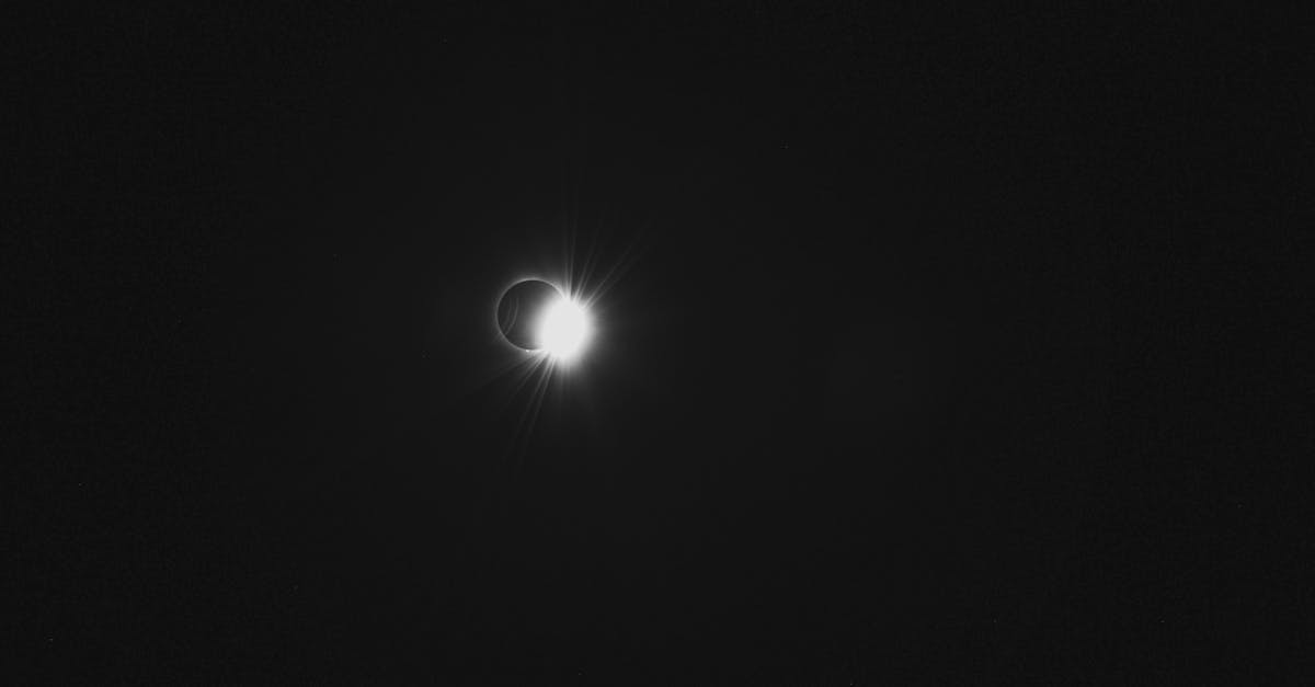 Descoperă Luna căpșună: un fenomen astronomic rar în această noapte