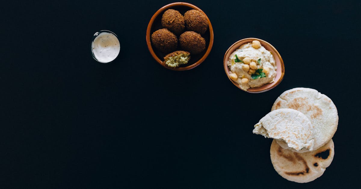 Un israelian expulzat din România după ce a fost prins servind clienți într-un restaurant