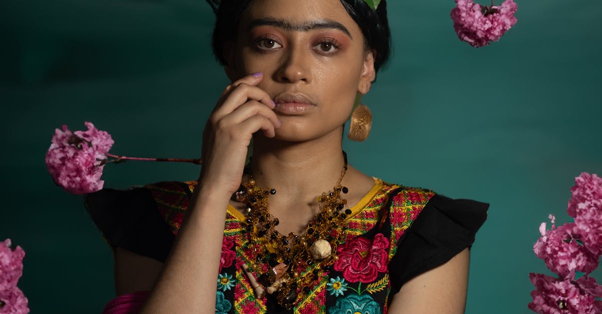 Expoziție captivantă dedicată Frida Kahlo, organizată de elevii din Bistrița