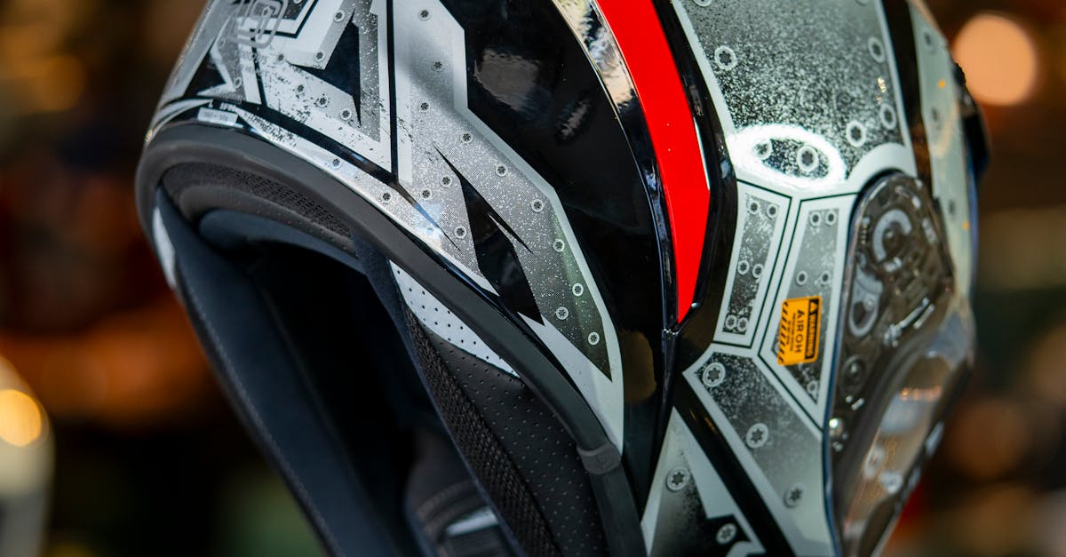 Studenți români inovează cu o cască de motociclist dotată cu ecran inteligent