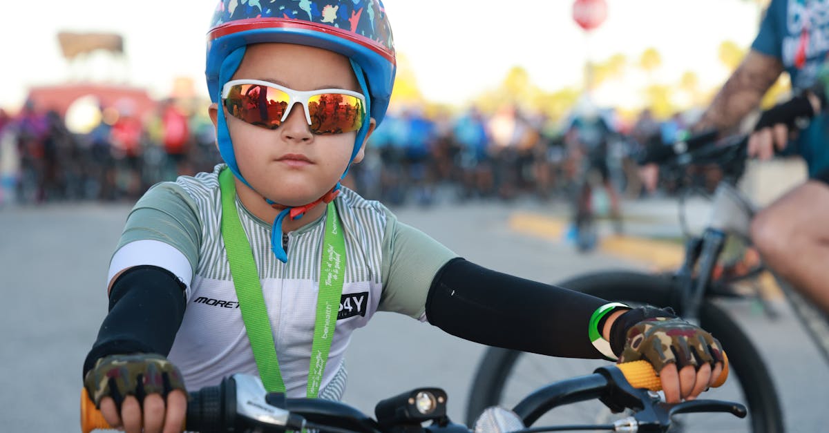 Sute de elevi pedalează spre Muzeul ASTRA pentru a promova mersul pe bicicletă