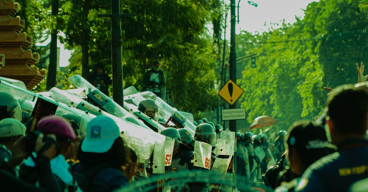 Reținerea unui suspect în protestele din Los Angeles: măști bionic shield distribuite protestatarilor