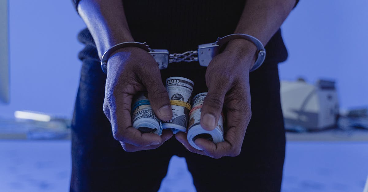 Un polițist de frontieră din Timișoara reținut pentru contrafacerea banilor