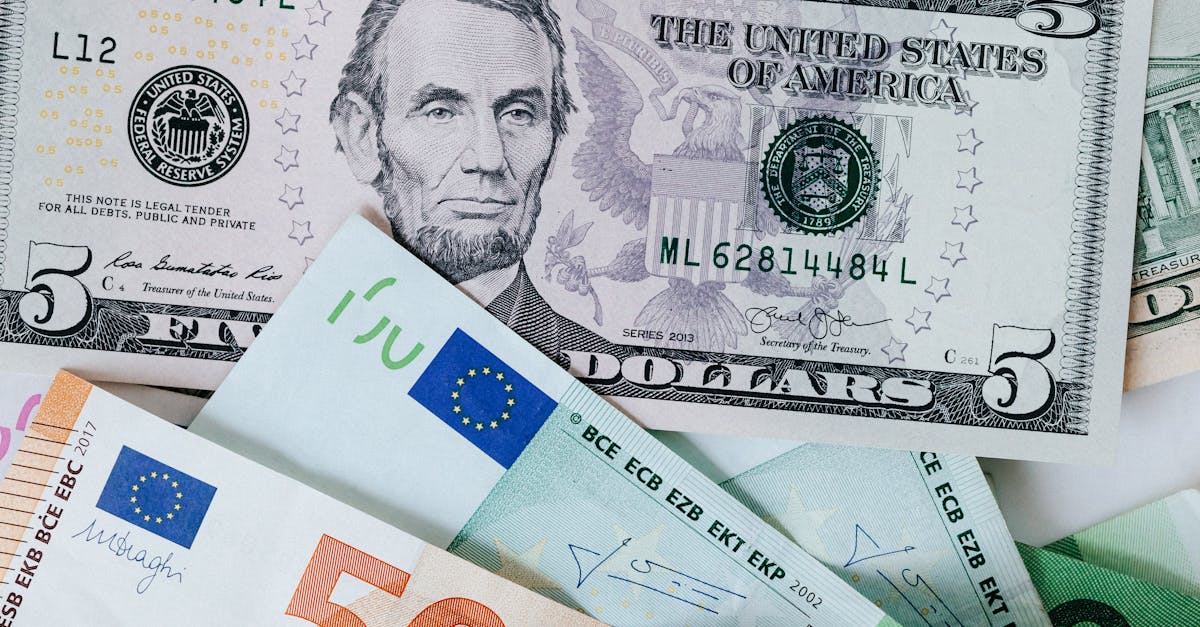 Euro atinge un maxim de patru ani față de dolar în contextul tensiunilor geopolitice