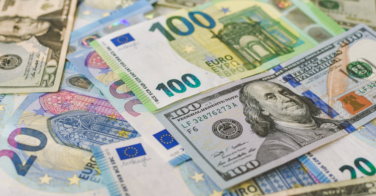 Euro atinge un maxim de patru ani față de dolar în contextul tensiunilor geopolitice