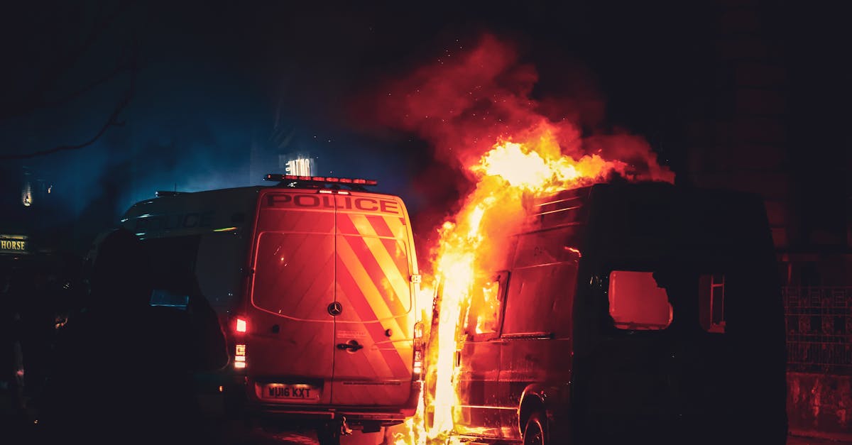 Incendiu devastator în fața Poliției din Bârlad: un autoturism în flăcări