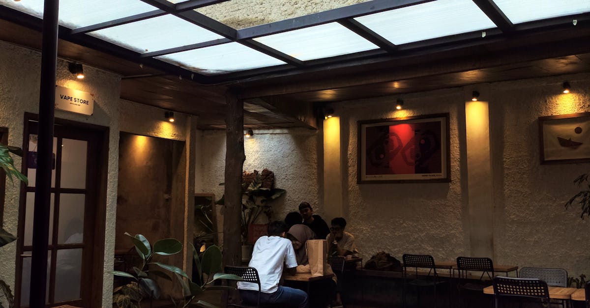 Locuitorii din Apahida se plâng de luminile unei hale industriale care le afectează somnul