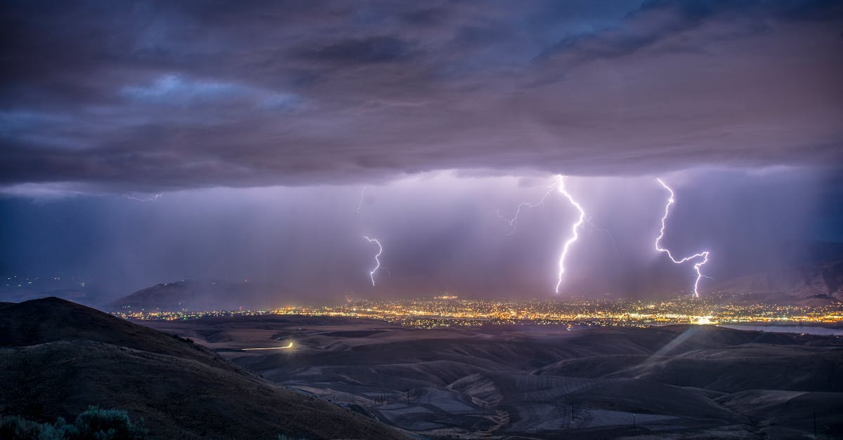 Vreme călduroasă în România, cu ploi și descărcări electrice în weekend