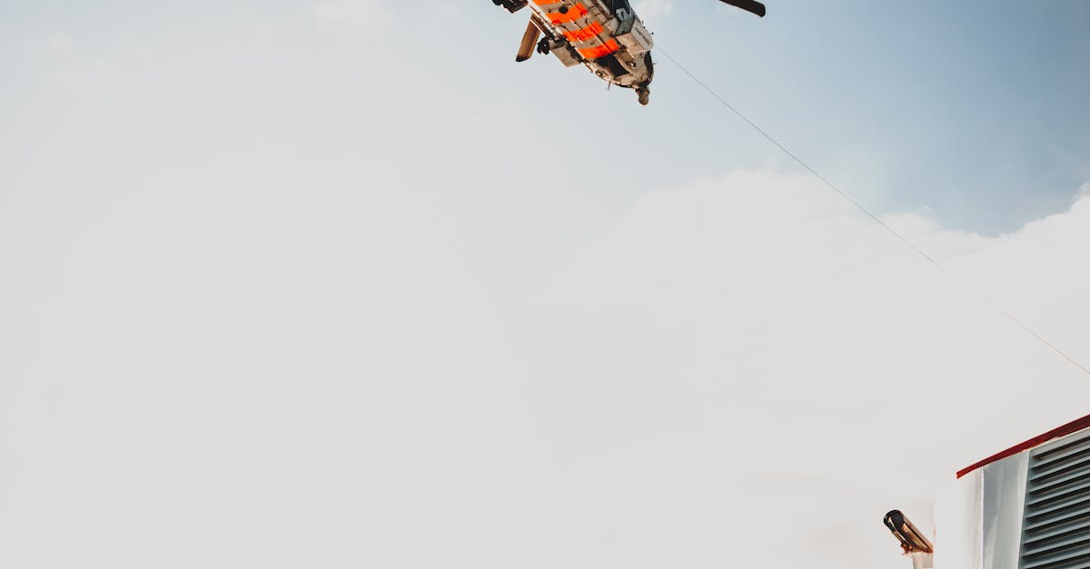 Incident dramatic în Grecia: elicopter căzut în mare, pasagerii salvați