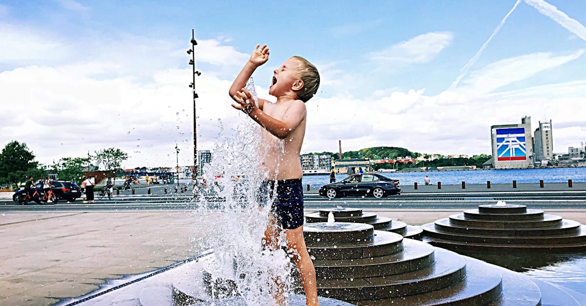 Copiii din Cluj-Napoca își improvizează un aquapark, în așteptarea promisiunilor autorităților
