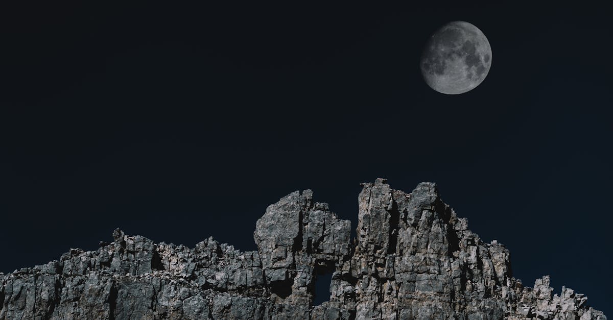 Descoperiri fascinante pe Lună: mărgelele de sticlă portocalie care dezvăluie istoria vulcanică a satelitului