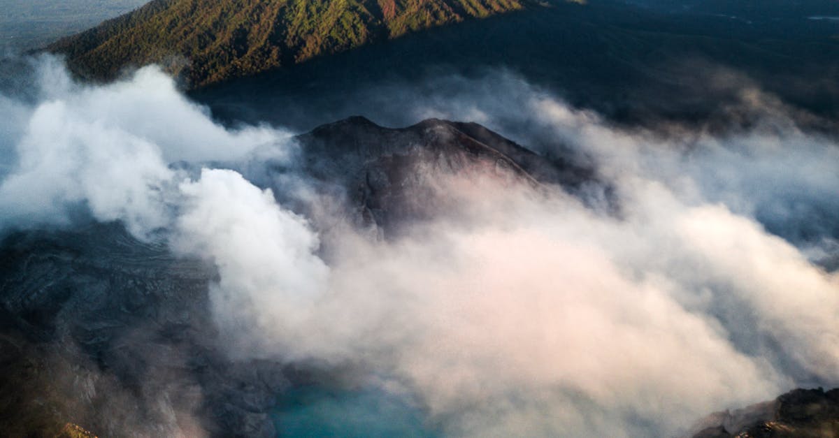 Erupția unui vulcan din Indonezia provoacă anularea zborurilor spre Bali