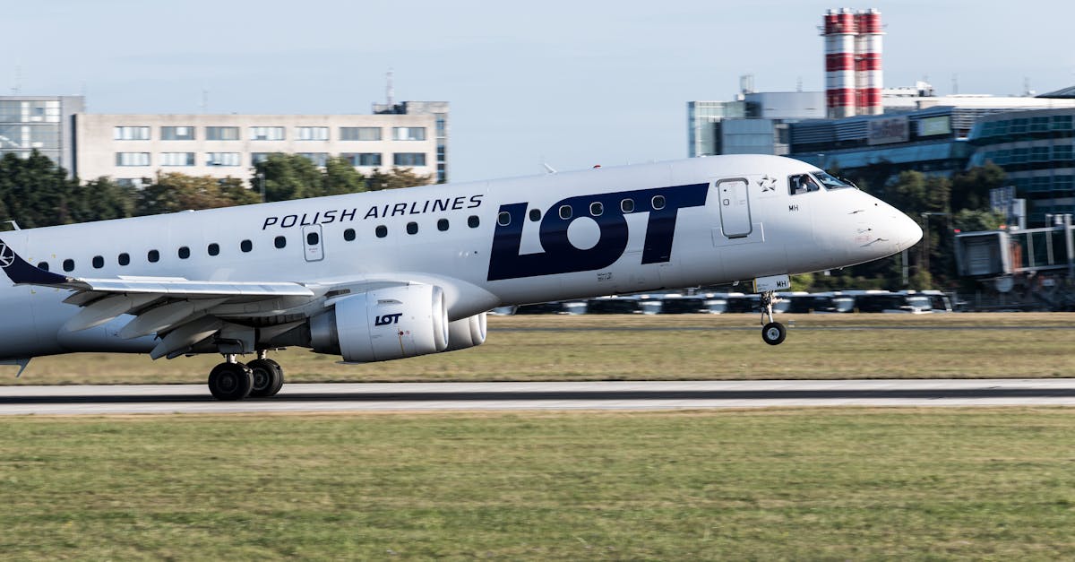 Incident la decolarea unui zbor LOT: avion întors la sol după câteva minute